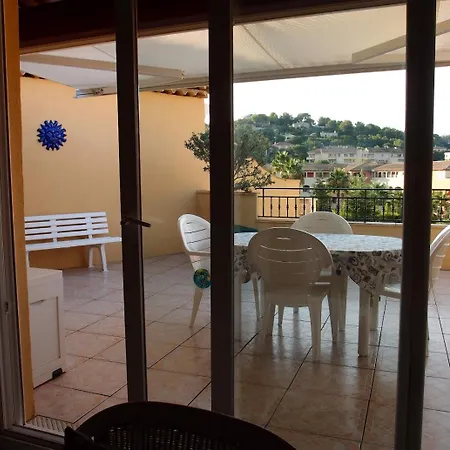 Large Open-sky Terrace In A High-end كافالير سور مير